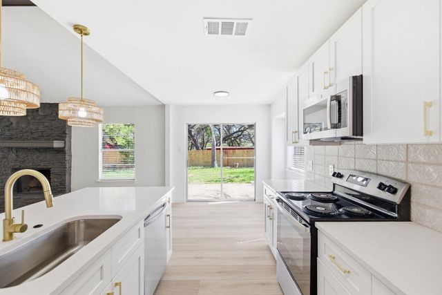 600 County Glen ST, Leander, TX 78641