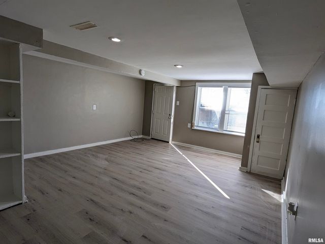 832 W 8TH Street, Davenport, IA 52803