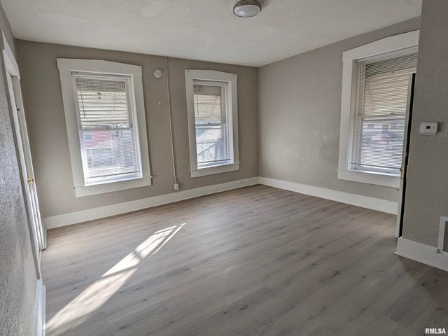 832 W 8TH Street, Davenport, IA 52803