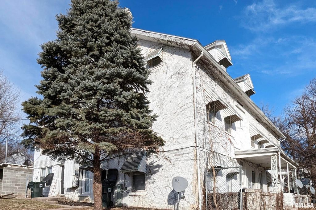 832 W 8TH Street, Davenport, IA 52803