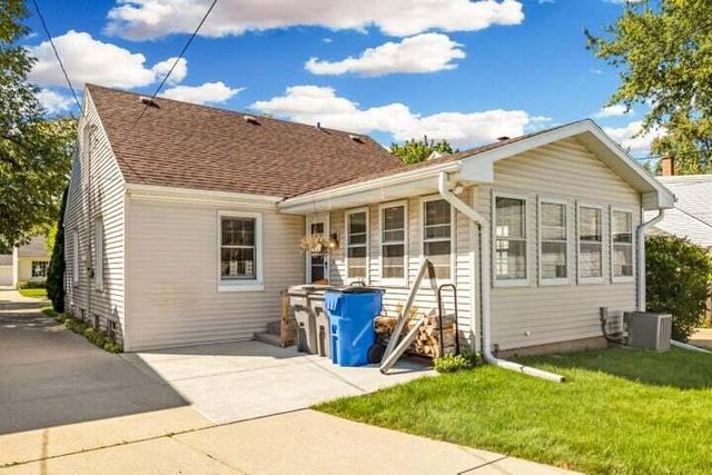 4750 N Elkhart AVENUE, Whitefish Bay, WI 53211