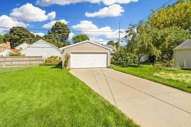 4750 N Elkhart AVENUE, Whitefish Bay, WI 53211