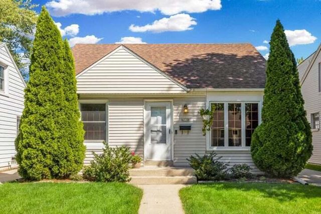 4750 N Elkhart AVENUE, Whitefish Bay, WI 53211