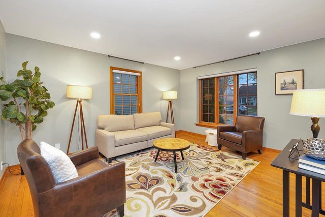 4750 N Elkhart AVENUE, Whitefish Bay, WI 53211