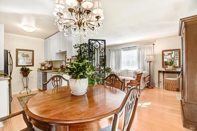 1574 Yardley St, Santa Rosa, CA 95403