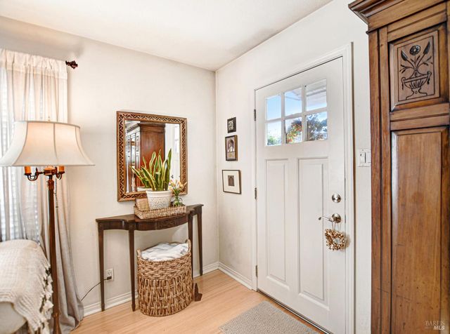 1574 Yardley St, Santa Rosa, CA 95403