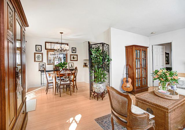 1574 Yardley St, Santa Rosa, CA 95403