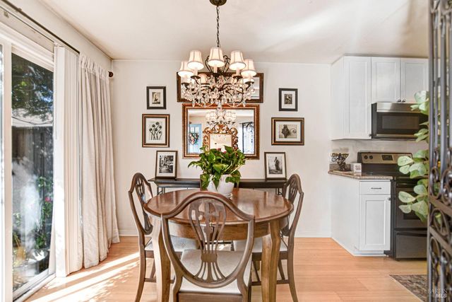 1574 Yardley St, Santa Rosa, CA 95403