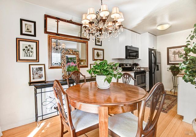 1574 Yardley St, Santa Rosa, CA 95403