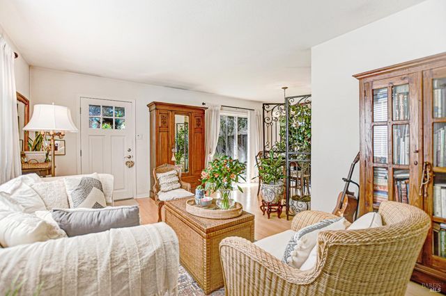 1574 Yardley St, Santa Rosa, CA 95403