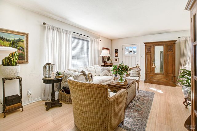 1574 Yardley St, Santa Rosa, CA 95403