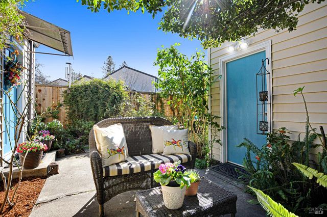 1574 Yardley St, Santa Rosa, CA 95403