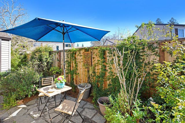 1574 Yardley St, Santa Rosa, CA 95403