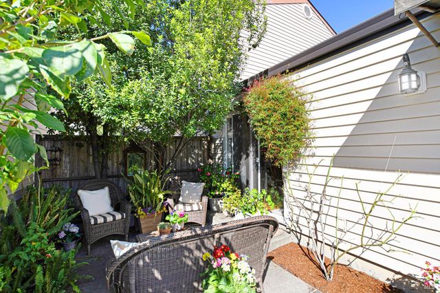 1574 Yardley St, Santa Rosa, CA 95403