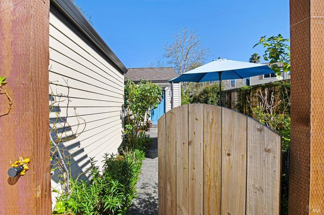 1574 Yardley St, Santa Rosa, CA 95403