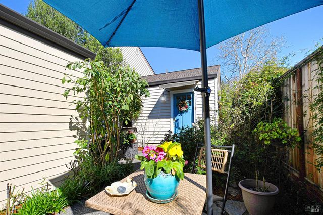 1574 Yardley St, Santa Rosa, CA 95403