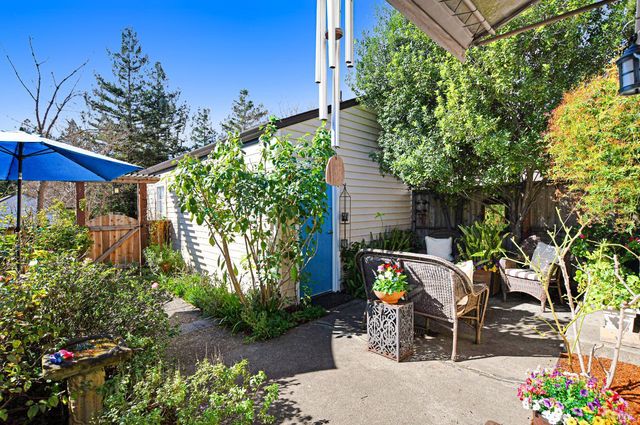 1574 Yardley St, Santa Rosa, CA 95403