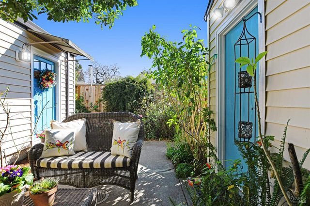 1574 Yardley St, Santa Rosa, CA 95403