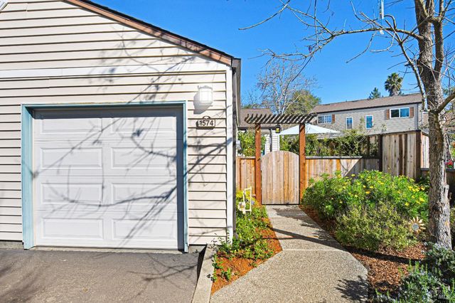 1574 Yardley St, Santa Rosa, CA 95403