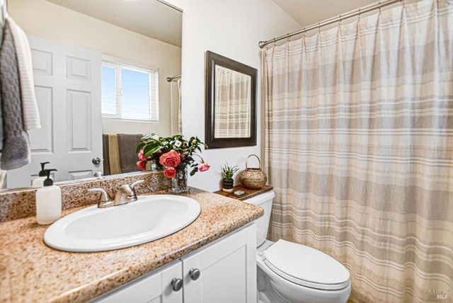 1574 Yardley St, Santa Rosa, CA 95403