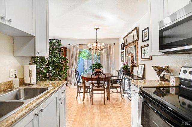 1574 Yardley St, Santa Rosa, CA 95403