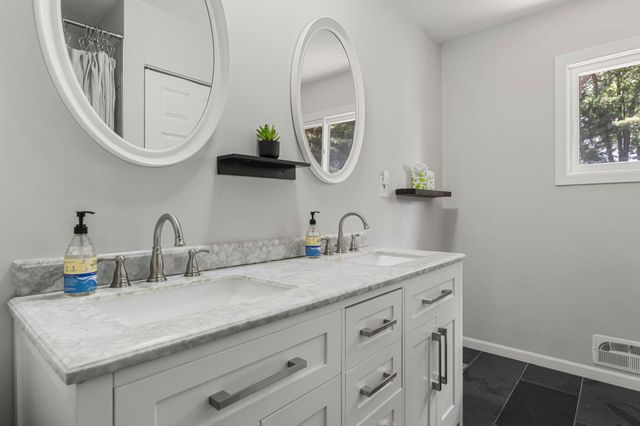 1010 Ferndale Street N, Maplewood, MN 55119