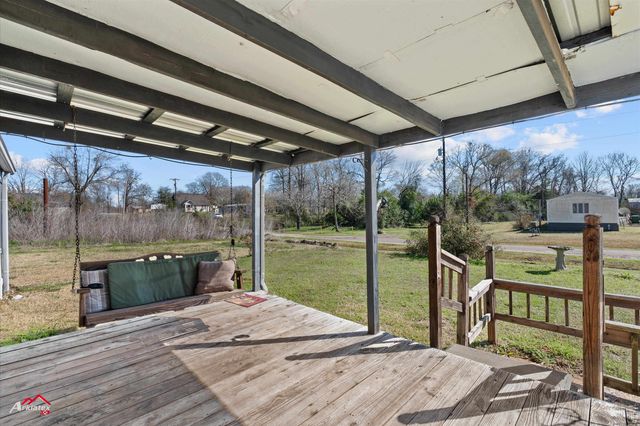 300 W Henderson ST, Mount Enterprise, TX 75681