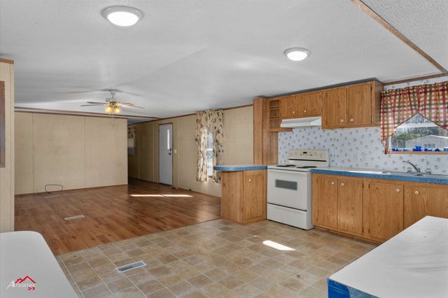 300 W Henderson ST, Mount Enterprise, TX 75681