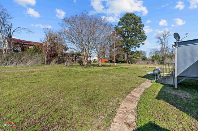 300 W Henderson ST, Mount Enterprise, TX 75681