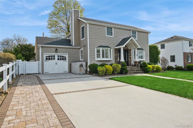 21 Crest Road E, North Merrick, NY 11566