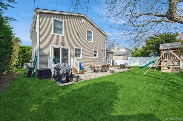 21 Crest Road E, North Merrick, NY 11566