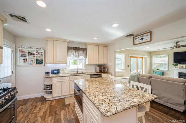 21 Crest Road E, North Merrick, NY 11566