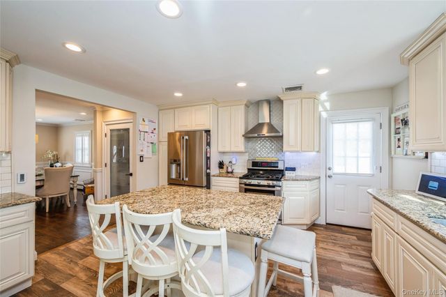 21 Crest Road E, North Merrick, NY 11566