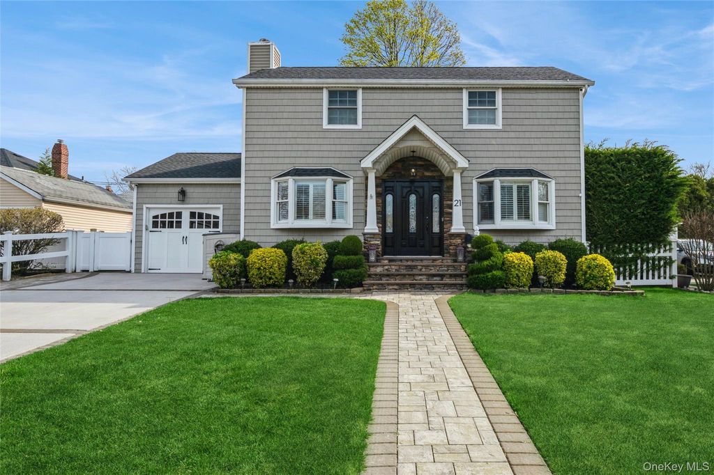21 Crest Road E, North Merrick, NY 11566