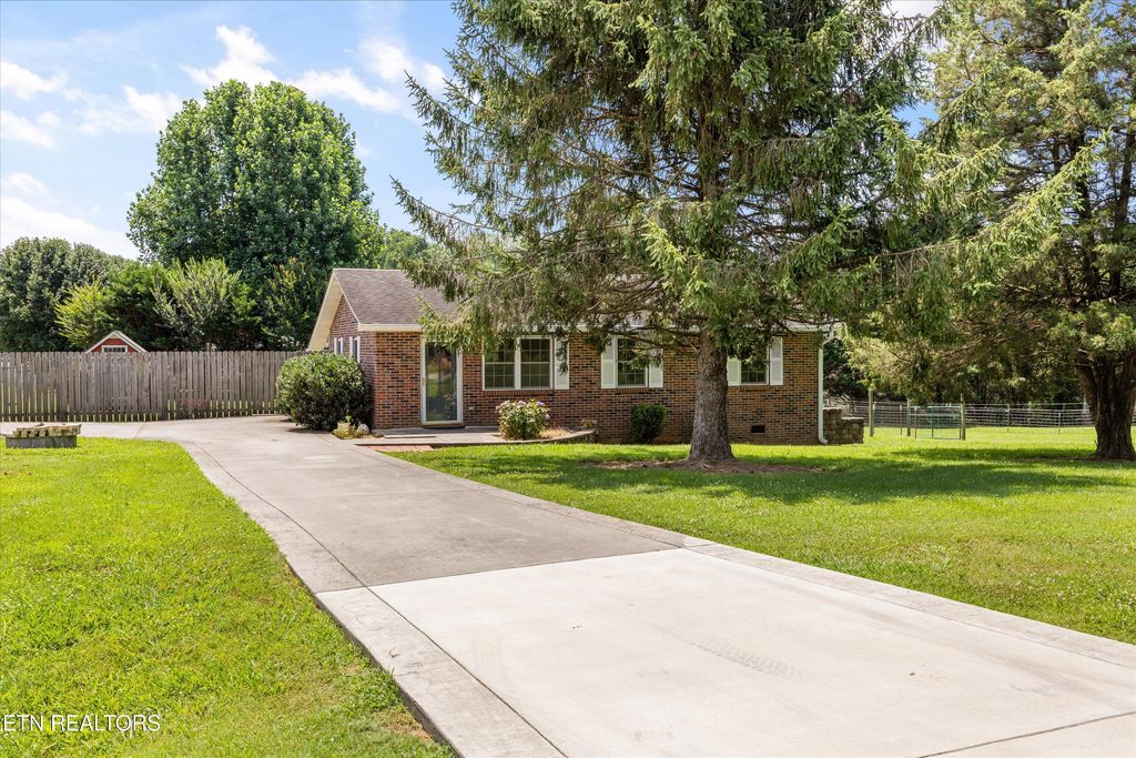 303 Sunflower Circle, Sweetwater, TN 37874