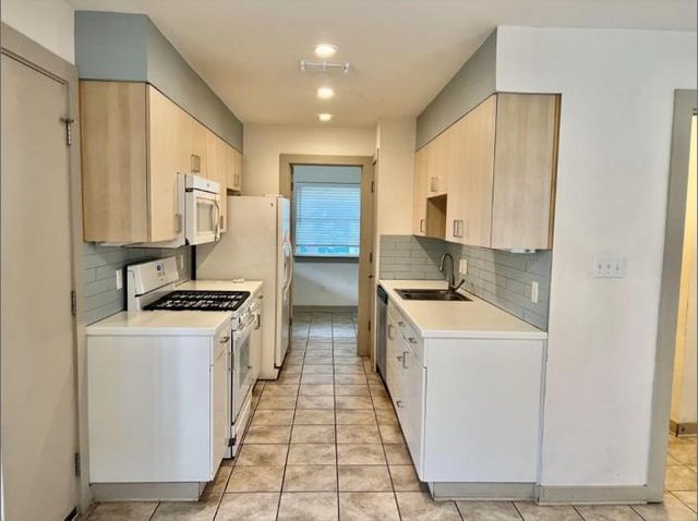 2001 E 10TH ST, Austin, TX 78702