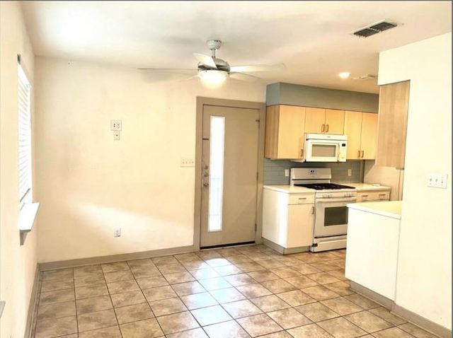 2001 E 10TH ST, Austin, TX 78702