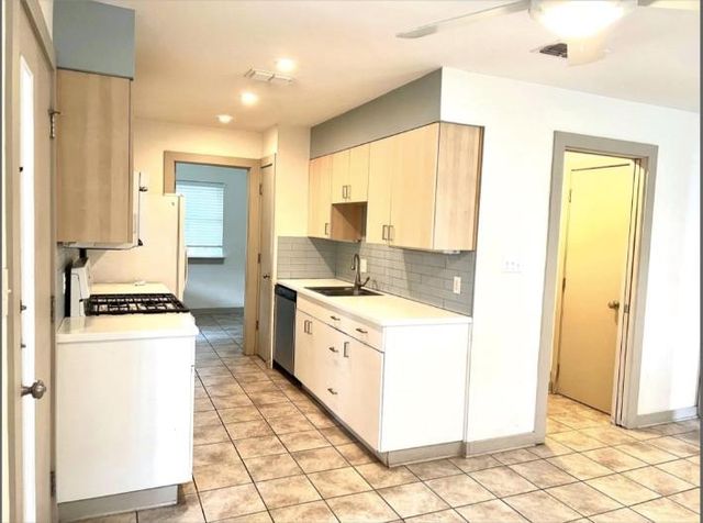 2001 E 10TH ST, Austin, TX 78702