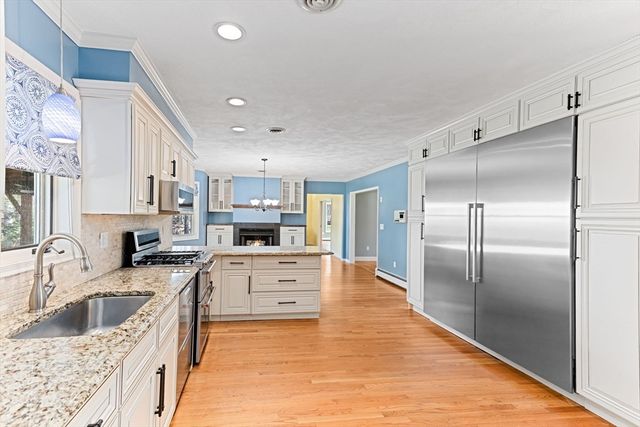 8 Windsor Drive, Foxboro, MA 02035