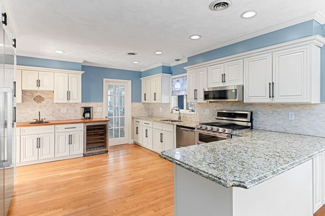 8 Windsor Drive, Foxboro, MA 02035