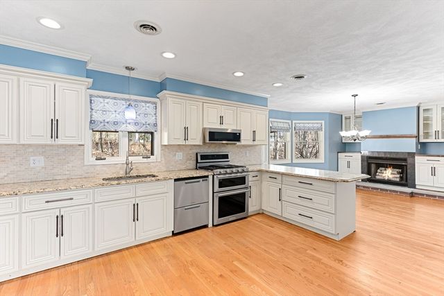 8 Windsor Drive, Foxboro, MA 02035