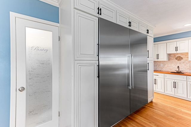 8 Windsor Drive, Foxboro, MA 02035