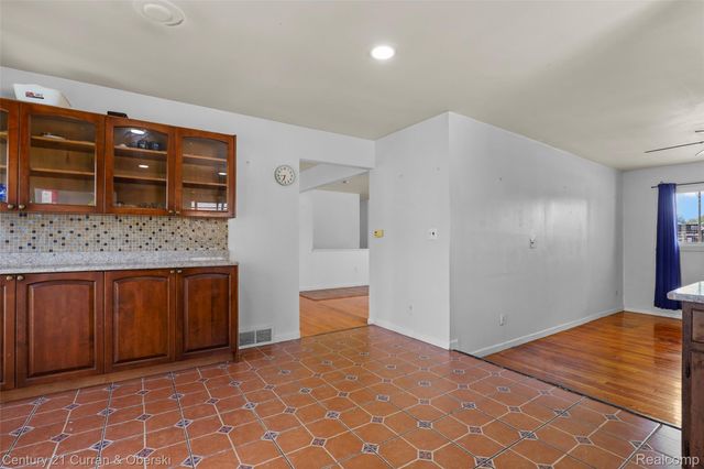 704 N Inkster Road, Dearborn Heights, MI 48127