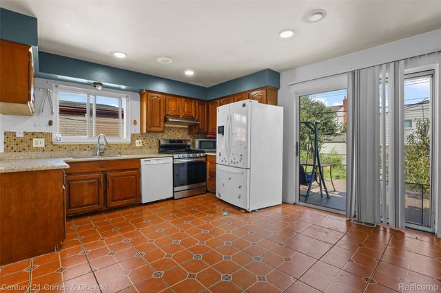 704 N Inkster Road, Dearborn Heights, MI 48127