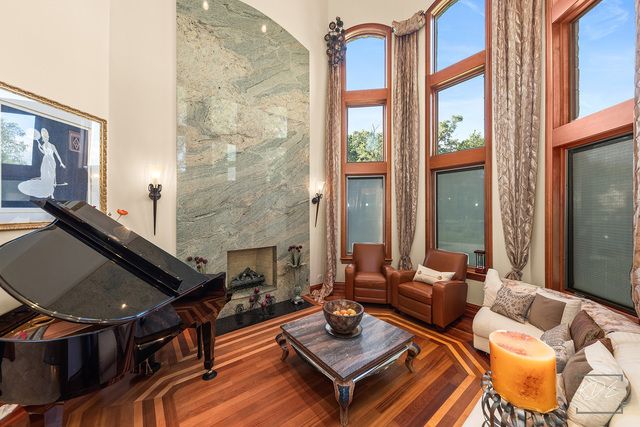 904 S Edgewood Lane, Mount Prospect, IL 60056