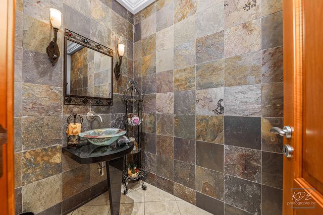 904 S Edgewood Lane, Mount Prospect, IL 60056