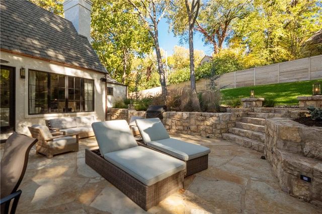 4963 Ward Parkway, Kansas City, MO 64112