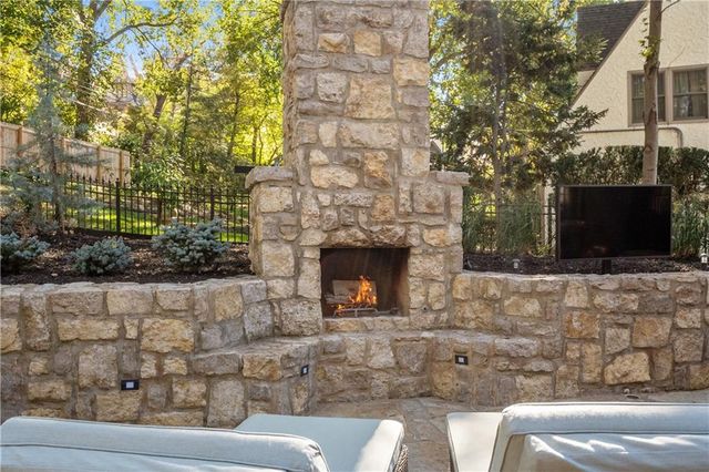 4963 Ward Parkway, Kansas City, MO 64112