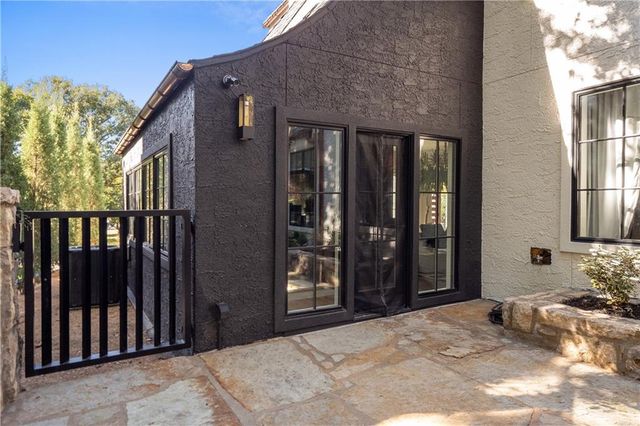 4963 Ward Parkway, Kansas City, MO 64112