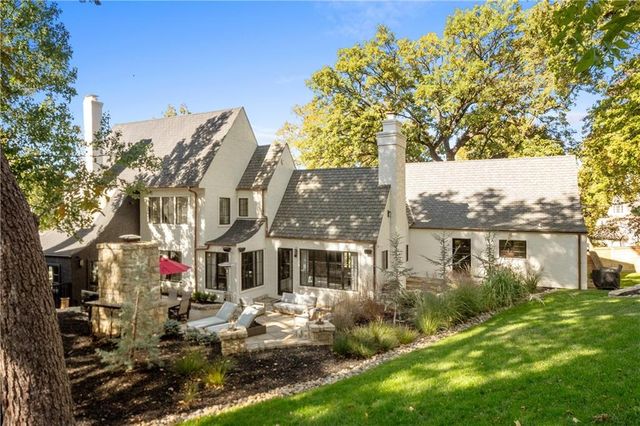 4963 Ward Parkway, Kansas City, MO 64112